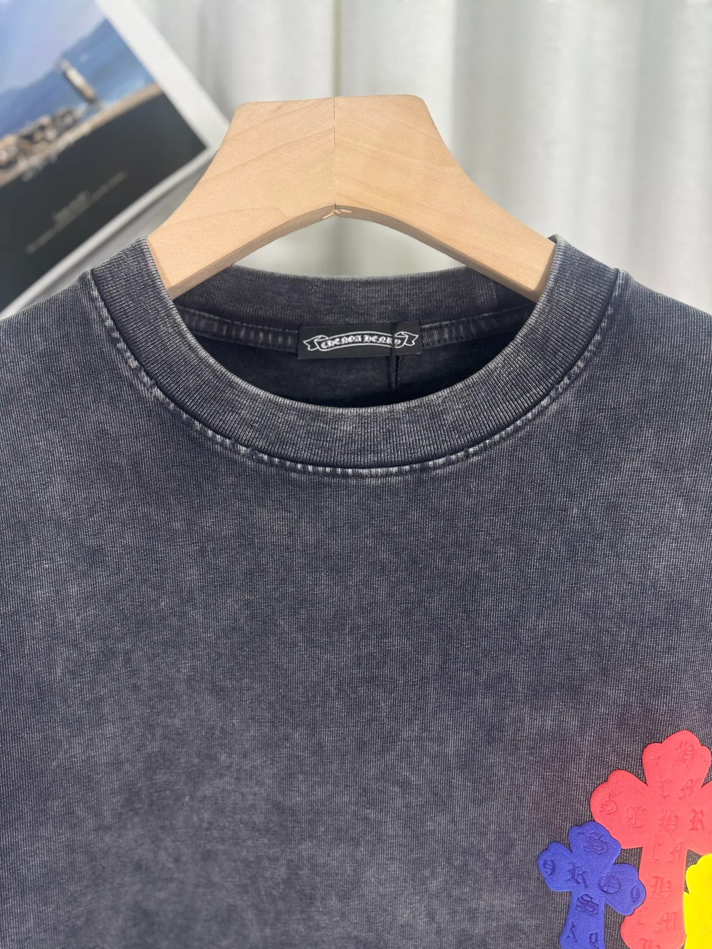 P250 top version, real shot without P, ​​different from market currency) 𝗖𝗵𝗿𝗼𝗺𝗲 𝗛𝗲𝗮𝗿𝘁𝘀/Cro Heart 2025 Autumn and Winter Horseshoe Cross Sticker 3D Glue Couple Casual Long Sleeve 👑The highest version! Customized fabric 320g fabric! Horseshoe cross printing 3D hot glue! The best-selling model in the counter, very comfortable to wear. Accessories: original molded and authenticated collar label➕100% silk wash label. Genuine purchase-grade original hangtag➕matching hanging rope➕3D hanging beads➕original packaging bag. Craftsmanship: The original version has consistent wiring! The highest version of the armhole matching technique! Color: Blue Black Size: S M L XL Style No.: 5175
